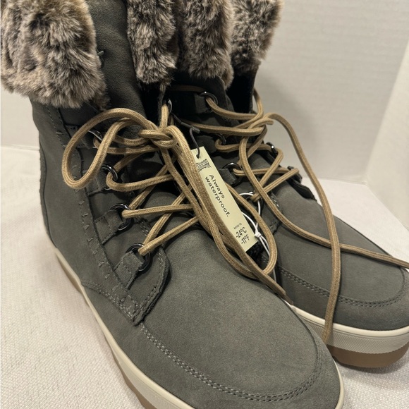 NWT Women's Cougar Vanetta Suede Waterproof Winter Boots, Size 10, Moss - Picture 9 of 16